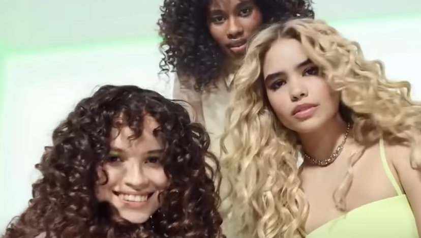 Styling capelli ricci: i prodotti indispensabili per un finish definito e naturale preview