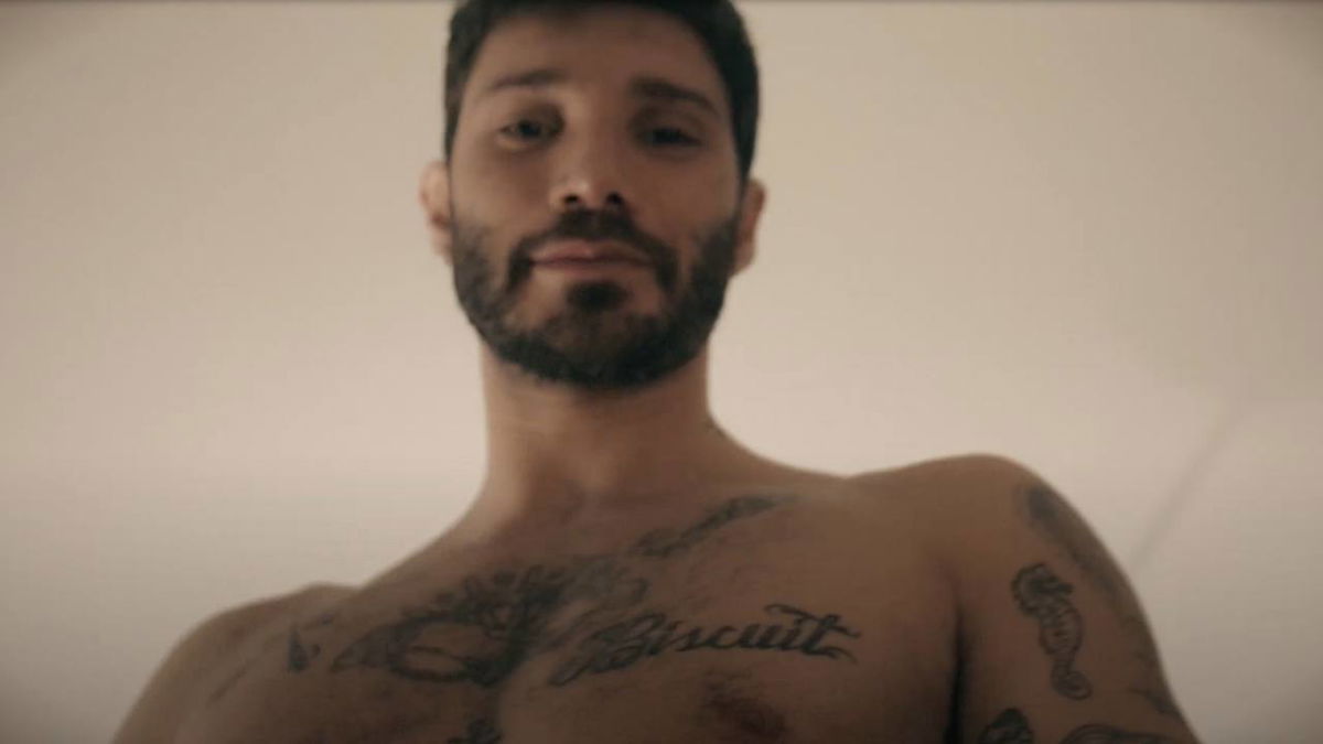 Video rubati di De Martino, “tatuaggi riconosciuti da un follower” article-post