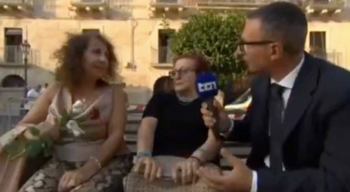Donna ruba i fiori al funerale di Pippo Baudo e viene sgamata dal Tg1 article-post