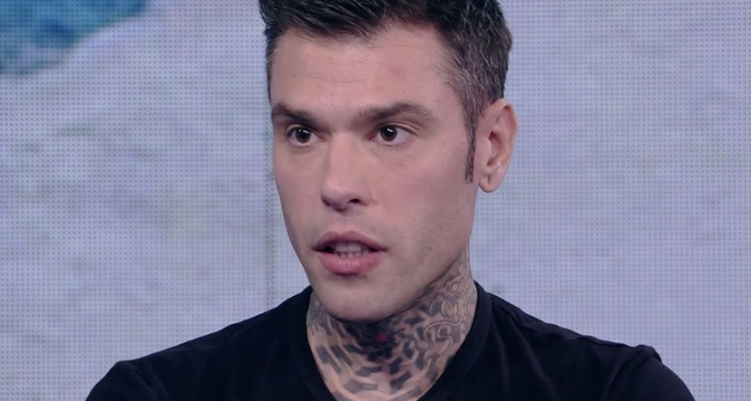 Fedez risponde alle polemiche e assaggia lo stocco sul palco: “Che buono” preview