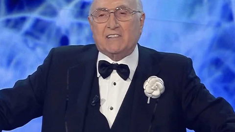 Dalla statua al teatro intitolato: i modi in cui Sanremo e Rai omaggiano Baudo preview