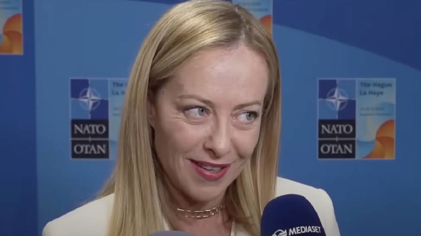 Cantante famoso cerca di avvicinarsi a Giorgia Meloni preview