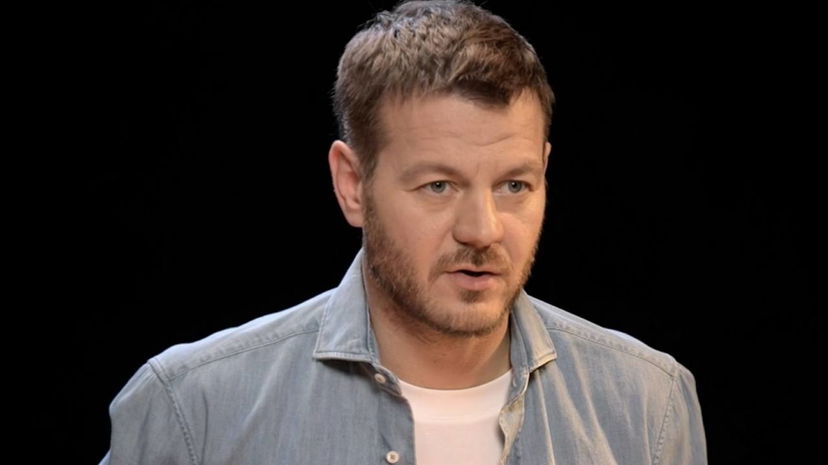 Cattelan su un noto conduttore: “Gli sto antipatico” preview