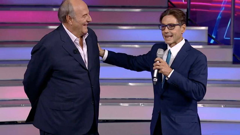 Pier Silvio Berlusconi ospite a La Ruota Della Fortuna tira una frecciatina ad Affari Tuoi preview