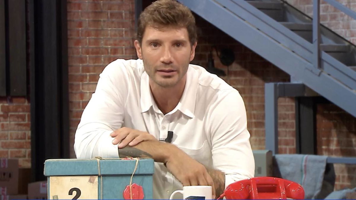 Stefano De Martino in diretta svela le novità di Affari Tuoi article-post