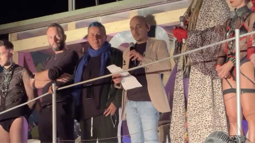 Christian Panicucci, il ricordo dello staff sul palco del Mamamia preview