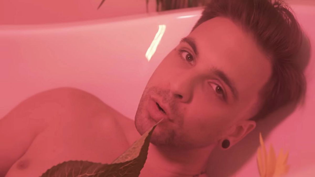 Alessio Bernabei si apre: “Ho avuto bisogno urgente di cure, ora sento il bisogno di raccontarmi” article-post