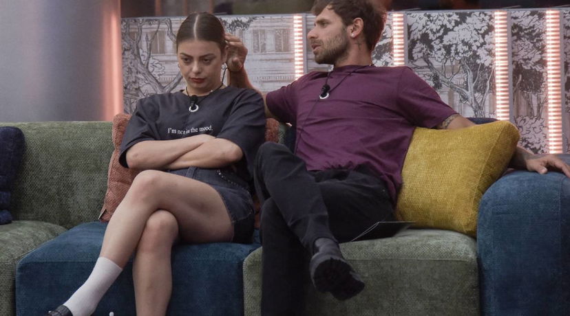 La compagna di Domenico contro Benedetta: “Guerra! Essere inutile, l’aspetto alla porta rossa” preview