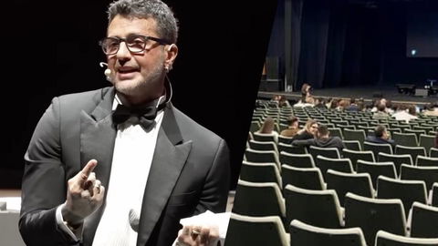 Fabrizio Corona, teatro semivuoto al suo show: la sua reazione preview