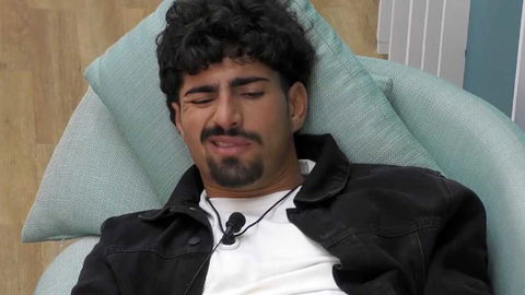 Benedetta Stocchi spegne la sigaretta in un occhio a Giulio Carotenuto che viene portato dal medico preview