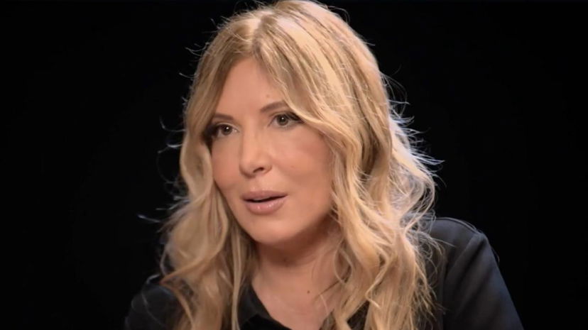 Lucarelli contro un conduttore Rai: “Sei un poveretto” preview