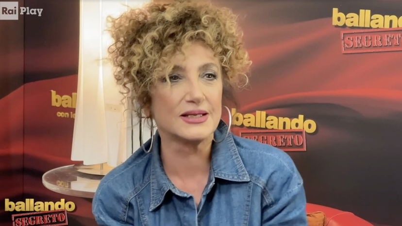 Marcella Bella nera con la giuria di Ballando mostra un messaggio privato ricevuto da Barbara d’Urso preview