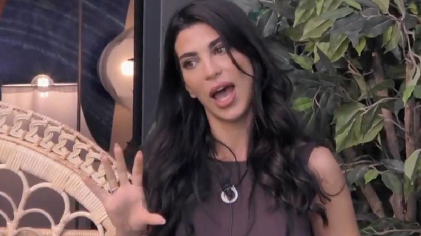 Rasha Younes al GF parla di islamofobia: “Non so se posso dirlo. Mi agito” preview