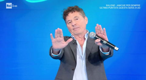 Teo Mammucari fa giochi di magia a Domenica In: sparito il Tabellone e il gioco telefonico preview