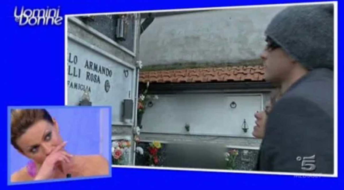 L’esterna al cimitero durante Uomini e Donne: era il 2013 article-post