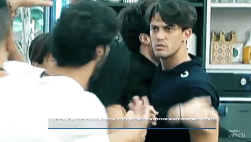 Federica Panicucci mostra immagini inedite della rissa sfiorata fra Jonas e Omer preview