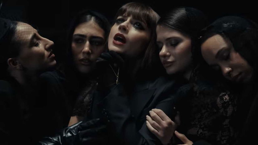 Annalisa è al funerale del suo maschio nel video Esibizionista preview