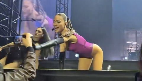 Elodie scaccia un ragazzo in concerto che tenta di farle un video mentre è piegata preview