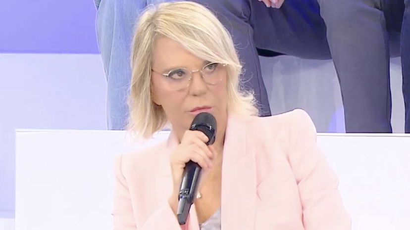 Maria De Filippi fa due gaffe ad Amici e chiede scusa: “Mi sento male, ho sbagliato” preview