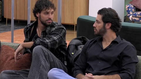 Mattia e Omer scoprono che molti fan del GF li shippano: “L’ho baciato” preview