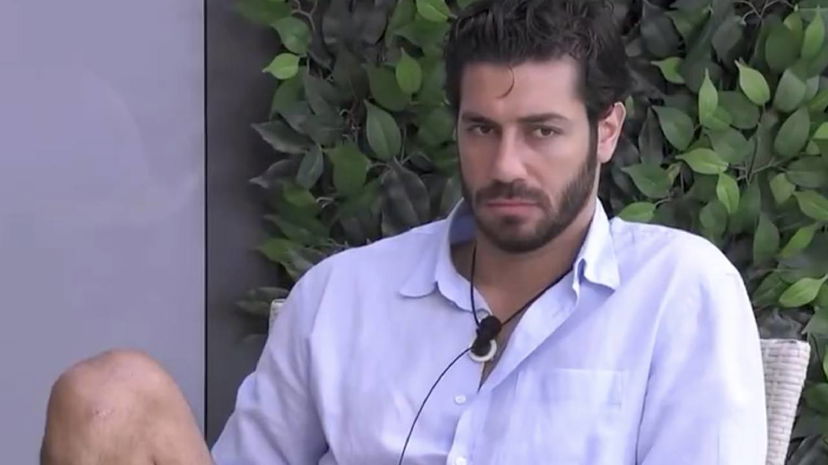 Omer si scaglia contro le opinioniste del GF e viene censurato preview