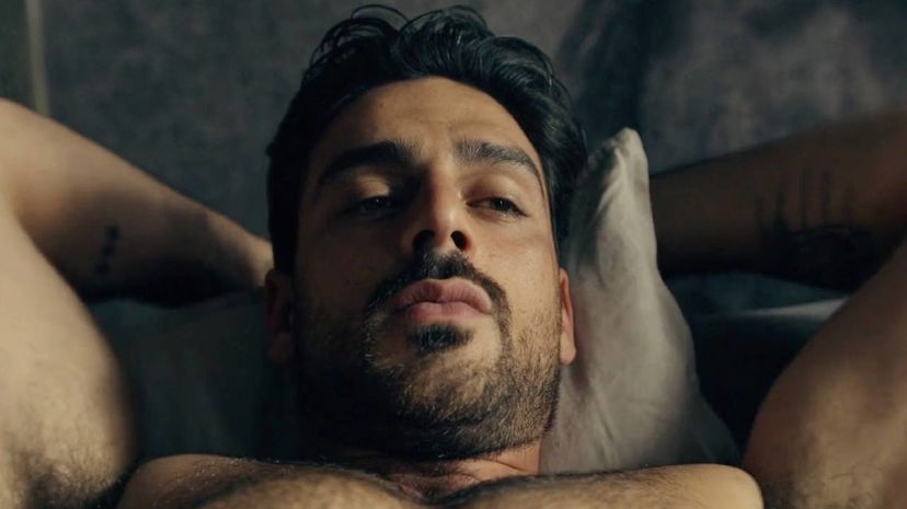 Il nuovo tatuaggio segreto di Michele Morrone lo mette in imbarazzo: ecco cos’è preview