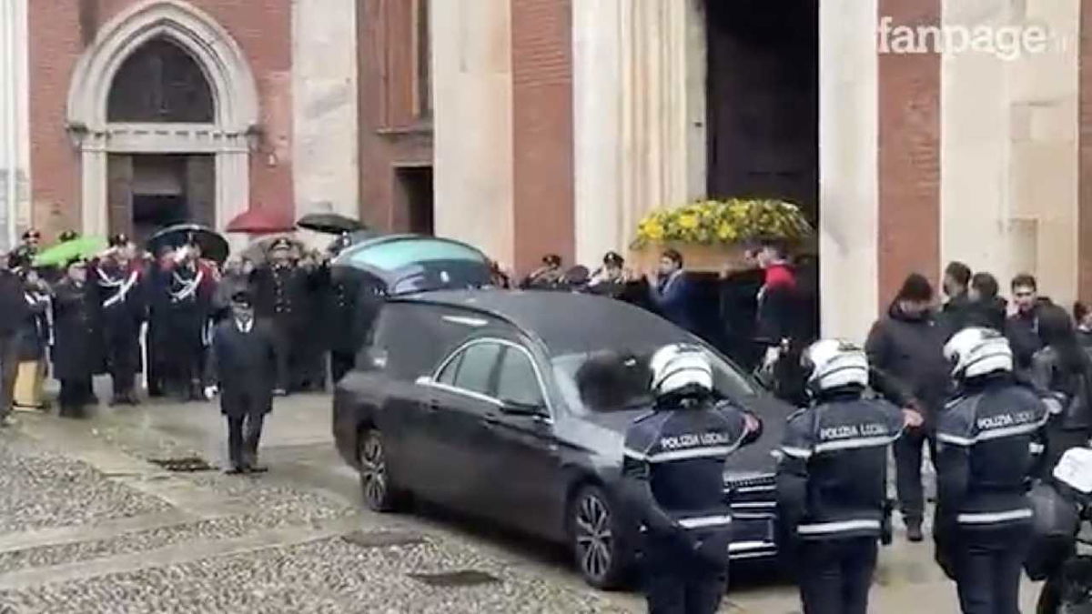 Chi erano i vip presenti al funerale di Ornella Vanoni article-post