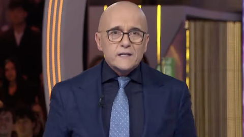 Gli avvocati di Signorini parlano dopo l’autosospensione da Mediaset: “Campagna orchestrata per distruggere la carriera” preview