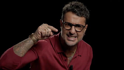 Corona e la sua promessa: “Distruggerò la tv, la spegnerò” preview