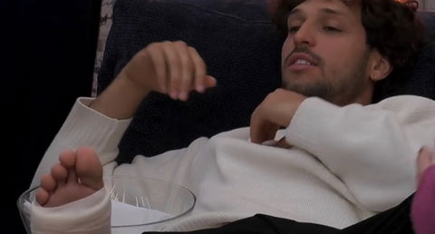 Mattia torna al GF con le stampelle e il piede ingessato: il video della caduta preview