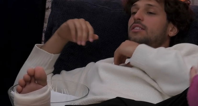 Mattia torna al GF con le stampelle e il piede ingessato: il video della caduta preview