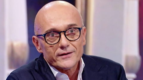 Alfonso Signorini “avvilito dalla gogna mediatica”, parla l’avvocata: perché si è autosospeso da Mediaset preview