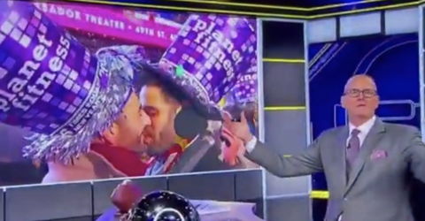 Bacio tra due uomini in diretta: la reazione del conduttore è virale preview