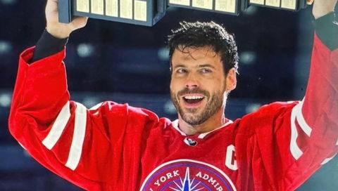 François Arnaud su Heated Rivalry 2: “Scott e Kip? Mi piacerebbe se fossero realistici” preview