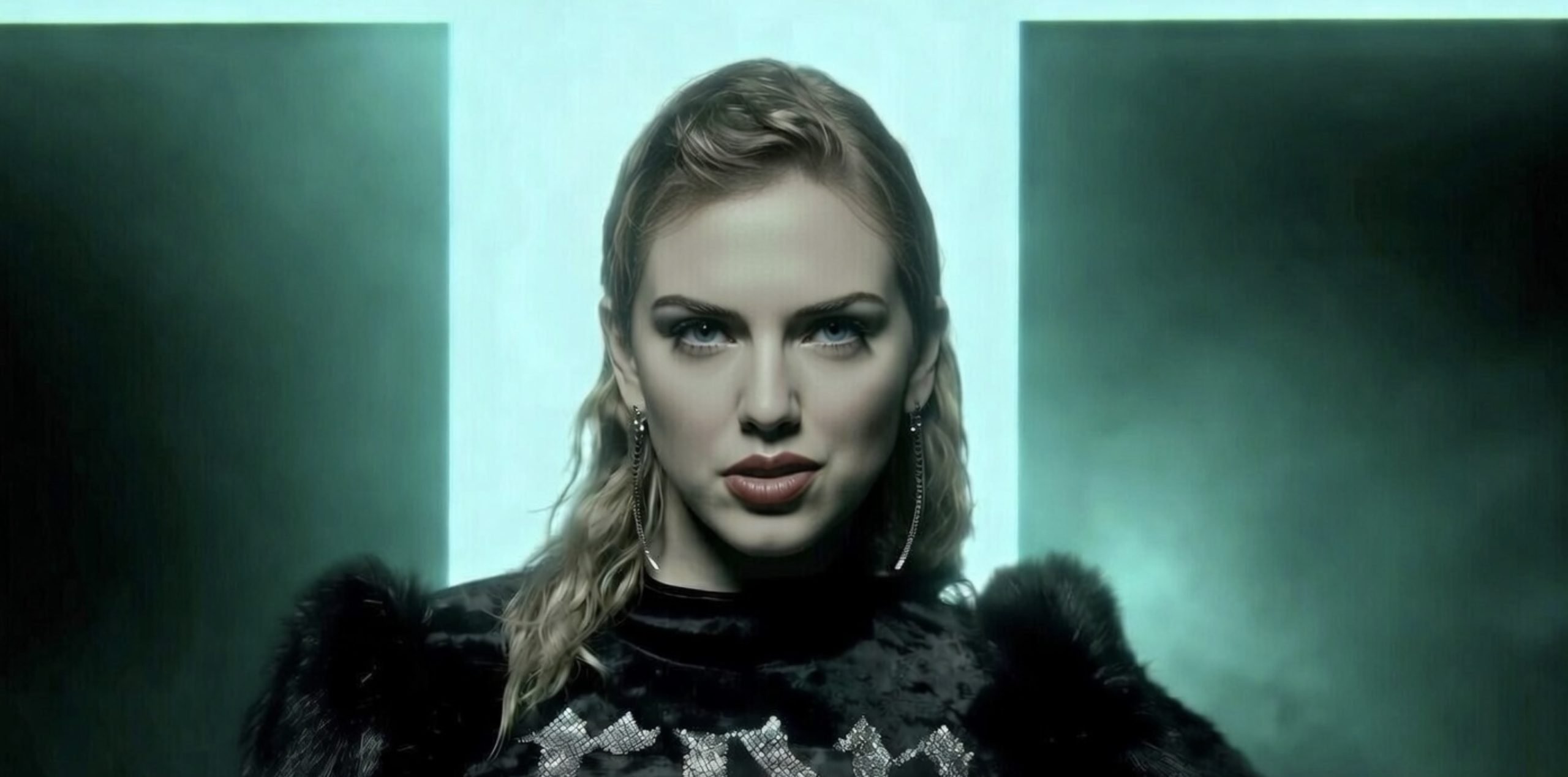 Fotomontaggio satirico di Chiara Ferragni in stile Reputation Era realizzato con AI