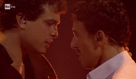Aiello e Leo Gassmann svelano perché non si sono baciati a fine esibizione preview