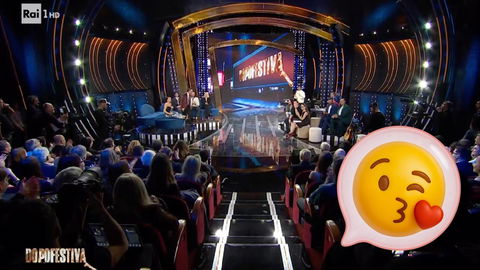 DopoFestival, scatta il bacio tra uomini dopo la censura di Gaia e Levante preview