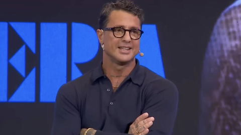 Corona si è autocensurato: “Ho un gossip clamoroso su vari vip, ma rovinerebbe una persona a cui tengo” preview