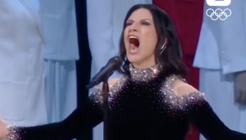 Laura Pausini canta l’inno d’Italia, ma sui social viene bocciata: “Ma perché urla?” preview