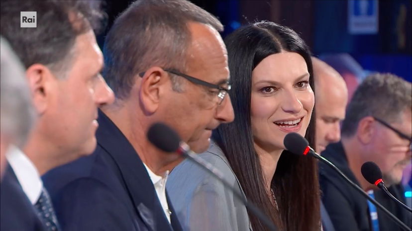 Laura Pausini con il Lexotan e Carlo Conti commosso: la prima conferenza stampa di Sanremo 2026 preview