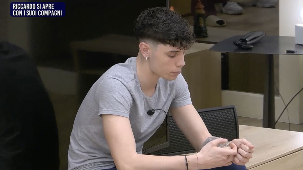 Riccardo Stimolo ad Amici chiede di nuovo scusa: “Sono così perché alle medie mi escludevano” article-post