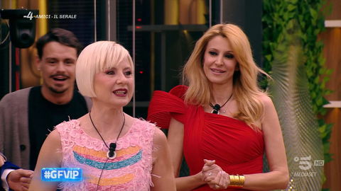 Grande Fratello Vip: Antonella Elia litiga con Adriana Volpe tre secondi dopo il suo ingresso preview