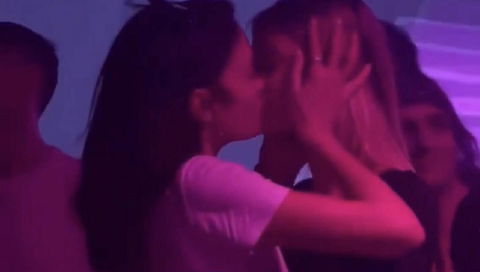 Elodie e Franceska: arriva il bacio in discoteca preview