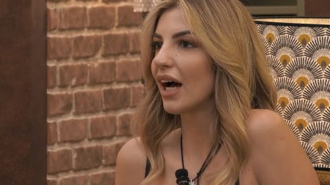 Grande Fratello Vip, Lucia contro Renato nella notte: “Prima mi baci poi mi nomini, non c’erano motivi” preview