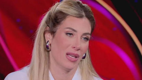 Paola Caruso, l’attacco di Elena Morali: “Ha aggredito una collega in tv, strano che l’abbiano presa al GF Vip”. preview