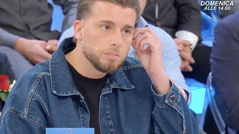 Uomini e Donne, segnalazione su Alessio Rubeca: “È sulle app d’incontro e scrive alle ragazze” preview