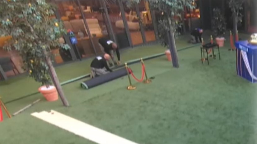 Grande Fratello Vip in diretta, ma per un’ora ci sono operai che montano il giardino preview