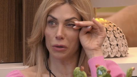 Grande Fratello Vip, Paola Caruso in lacrime: “Qua perché devo guadagnare per mio figlio che è malato” preview