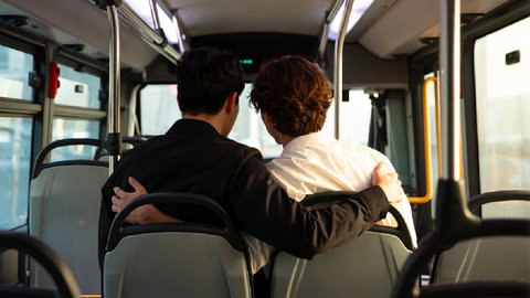 Genova, due ragazzi si spingono oltre su un autobus: interviene la Polizia preview