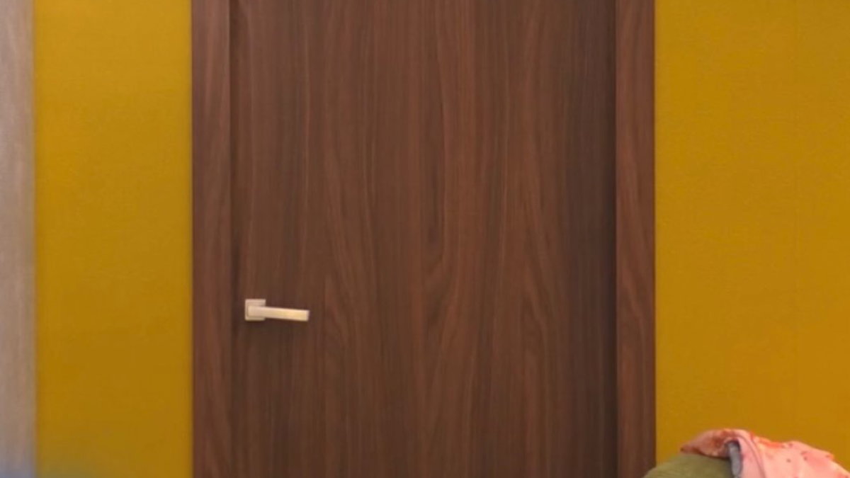 Grande Fratello Vip, Adriana Volpe si chiude in bagno e non vuole uscire article-post